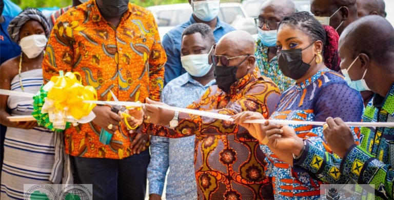 President Akufo-Addo, assisted by Dep. Minister of Trade and Industry, Hon Ama Dokua Asiamah Adjei, and National Director of REP, Kwasi Attah-Antwi, cut the tape the commission the BRC